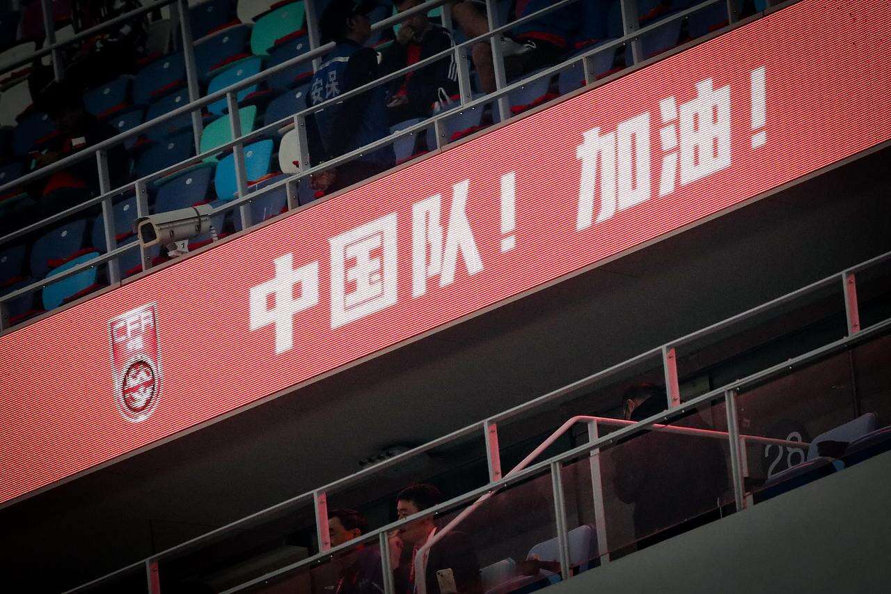 狼堡备战联赛首轮,球迷高呼为球队加油的简单介绍 狼堡备战联赛首轮,球迷高呼为球队加油的简单介绍