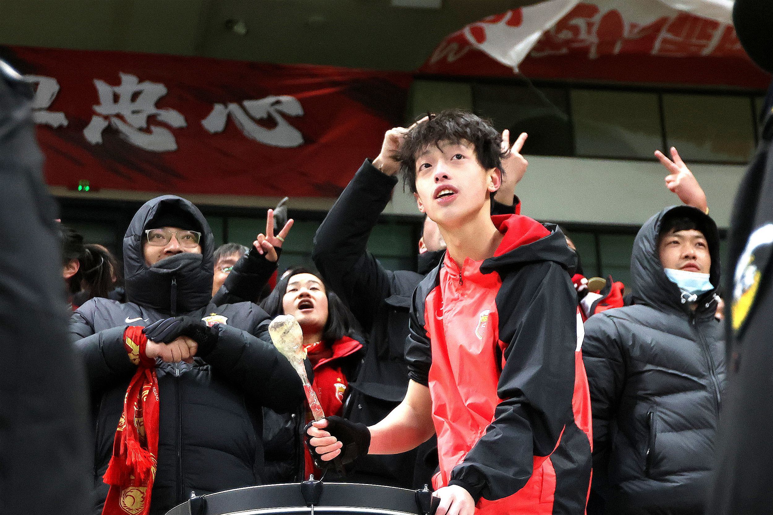 足球场上擂鼓呐喊,球员士气高昂,必胜信念 足球场上擂鼓呐喊,球员士气高昂,必胜信念