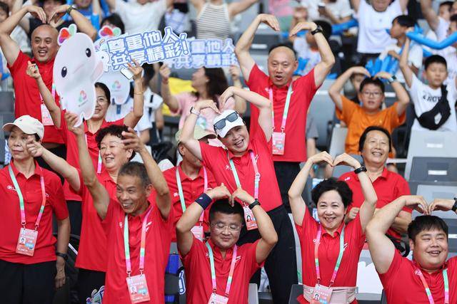 体育赛事精彩无限，观众欣喜看着精彩瞬间的简单介绍